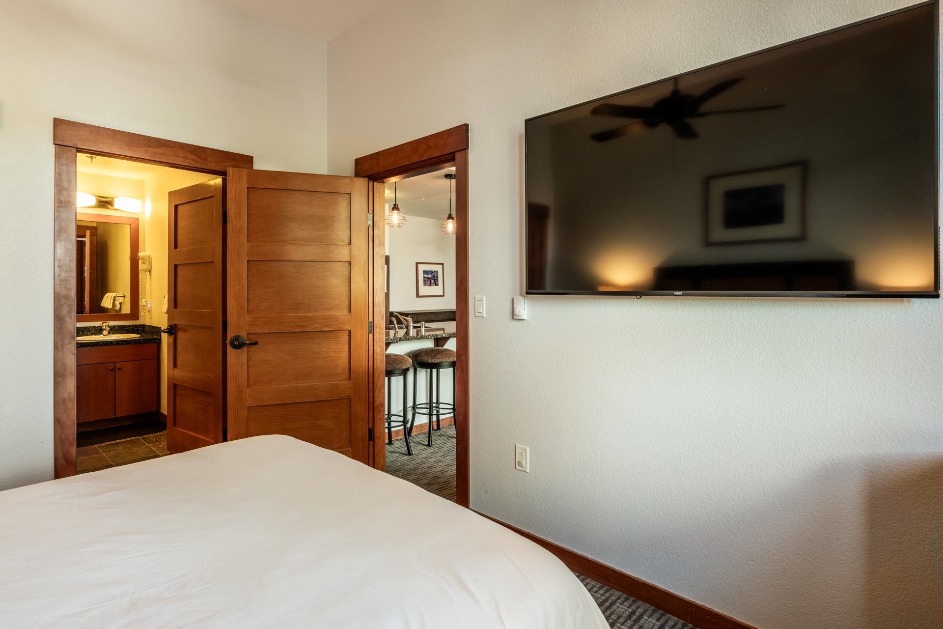 6201 Minaret Road, Unit 2117 Mammoth Lakes, CA 93546 - Photo 23 of 47 a bedroom with a bed and a tv