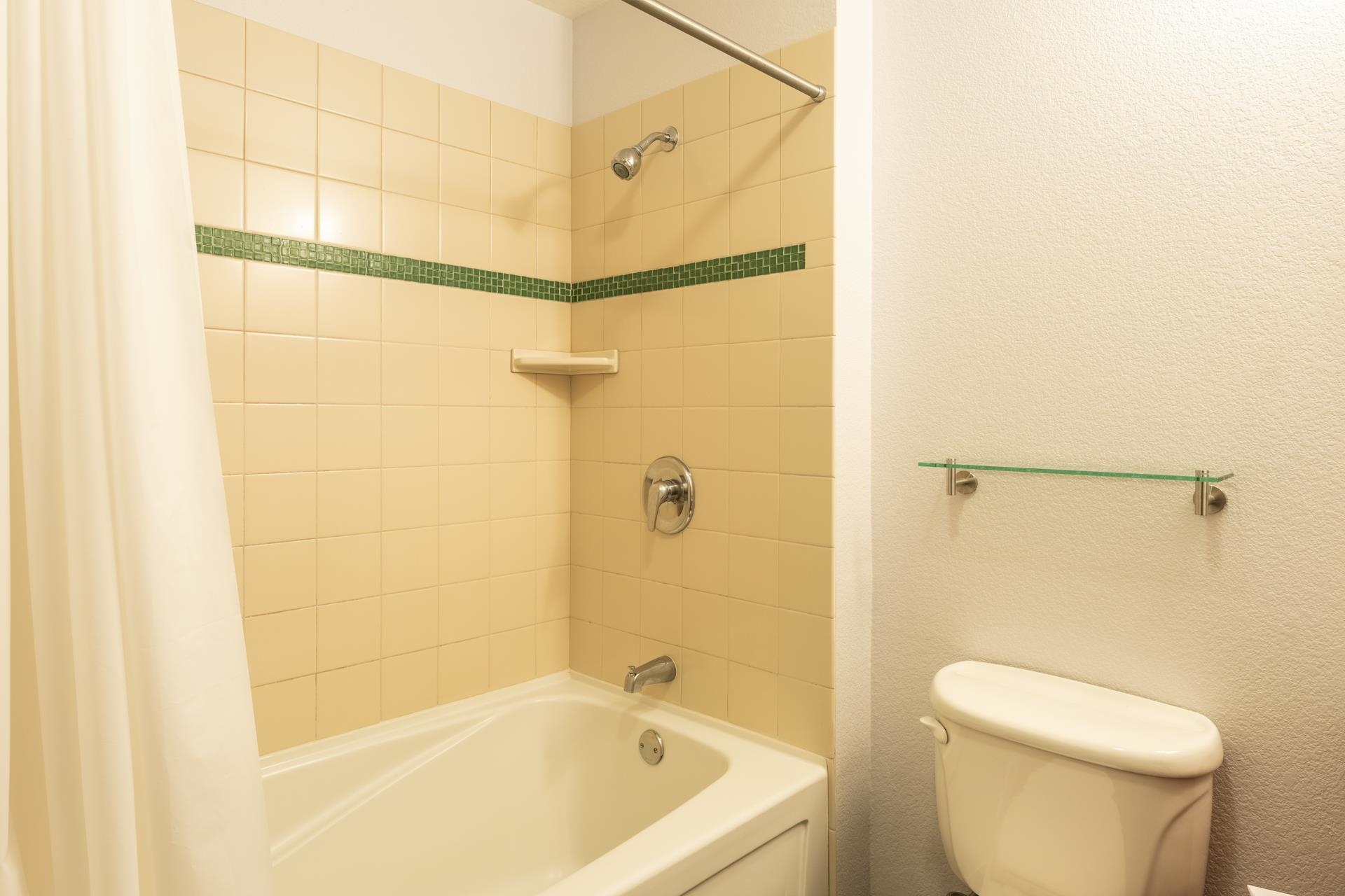 6201 Minaret Road, Unit 2117 Mammoth Lakes, CA 93546 - Photo 27 of 47 a bathroom with a bathtub and a toilet
