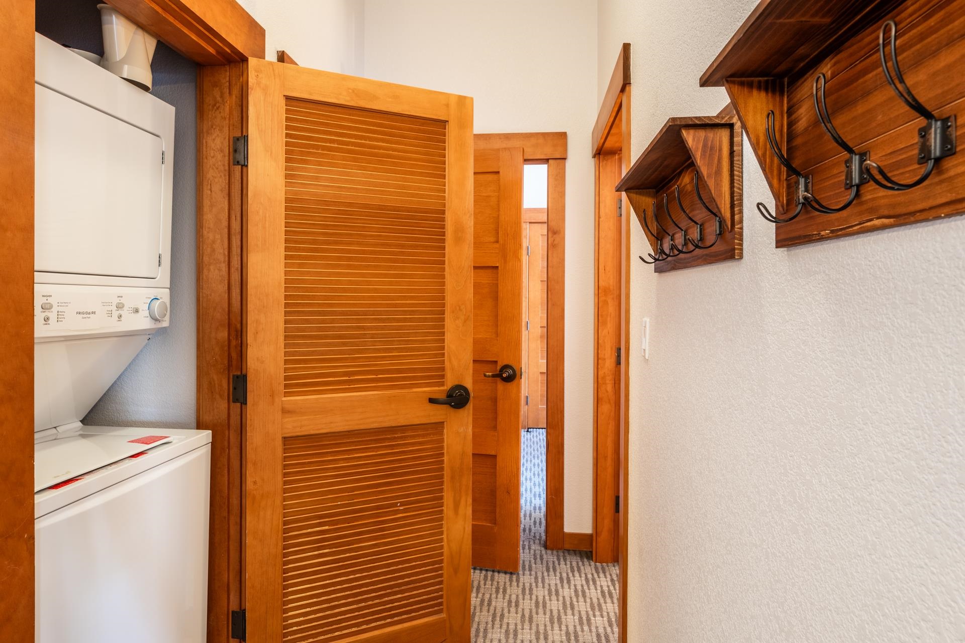 6201 Minaret Road, Unit 2117 Mammoth Lakes, CA 93546 - Photo 28 of 47 a bathroom with a shower