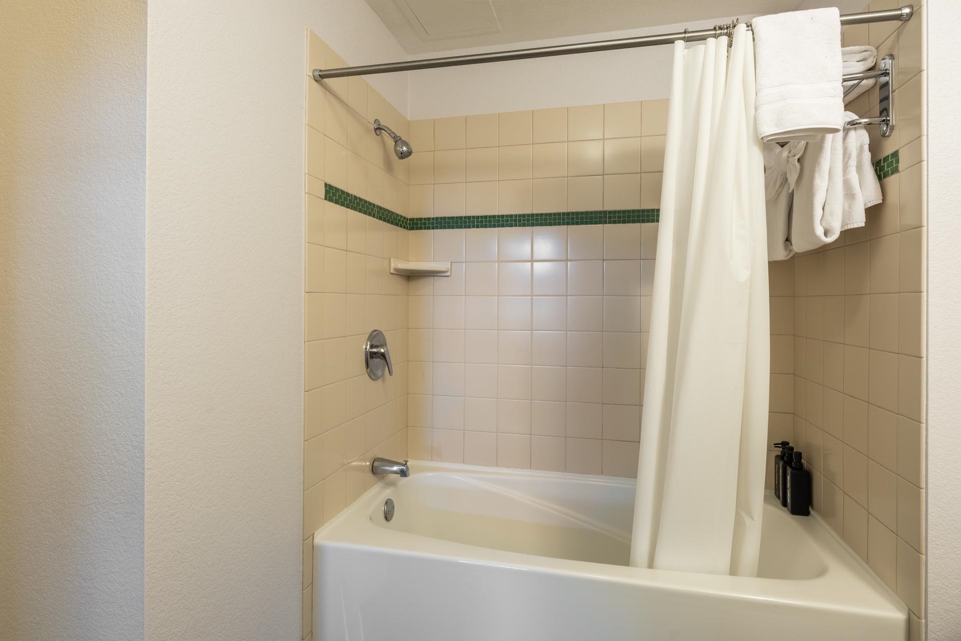 6201 Minaret Road, Unit 2117 Mammoth Lakes, CA 93546 - Photo 31 of 47 a bathroom with a shower and a bath tub