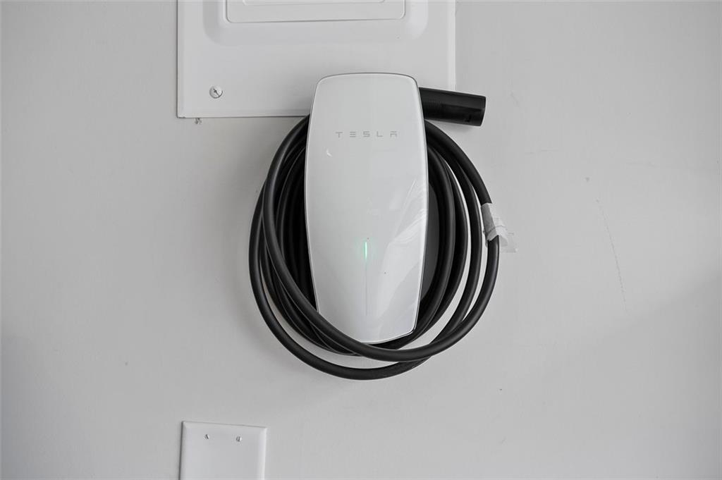 1081 Crest Circle Southeast Atlanta, GA 30312 - Photo 22 of 26 an entryway in a pot