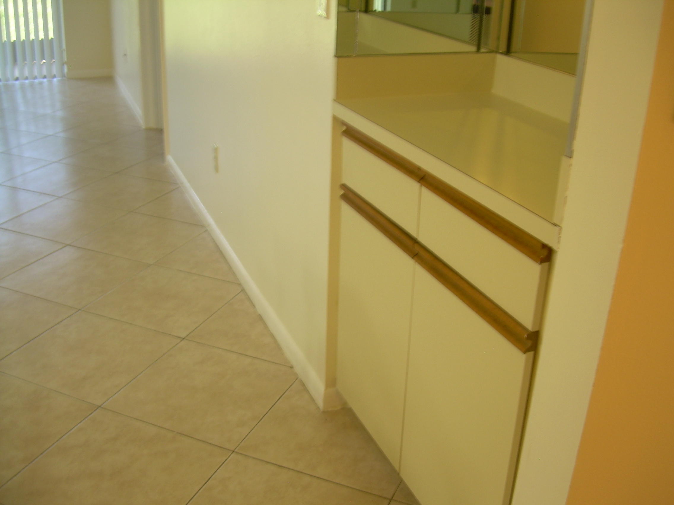 400 Club Circle, Unit 108 Boca Raton, FL 33487 - Photo 9 of 19 Living area