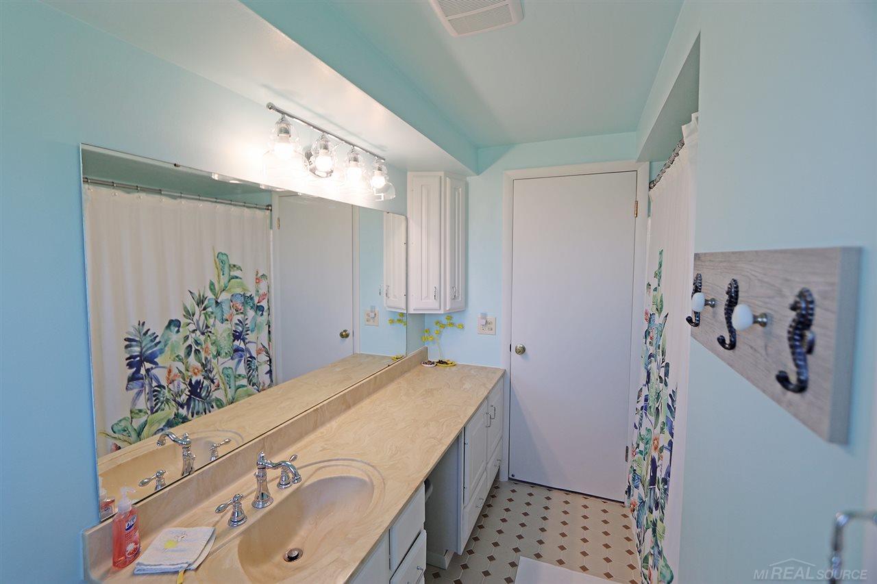 23325 Rochelle Street Macomb, MI 48042 - Photo 44 of 67 50011272-43.JPG
