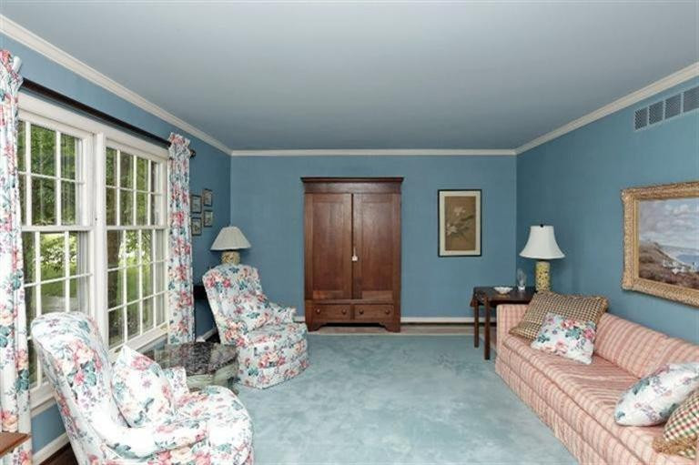 816 Cahaba Road Lexington, KY 40502 - Photo 3 of 25 The living room is opposite the dining r