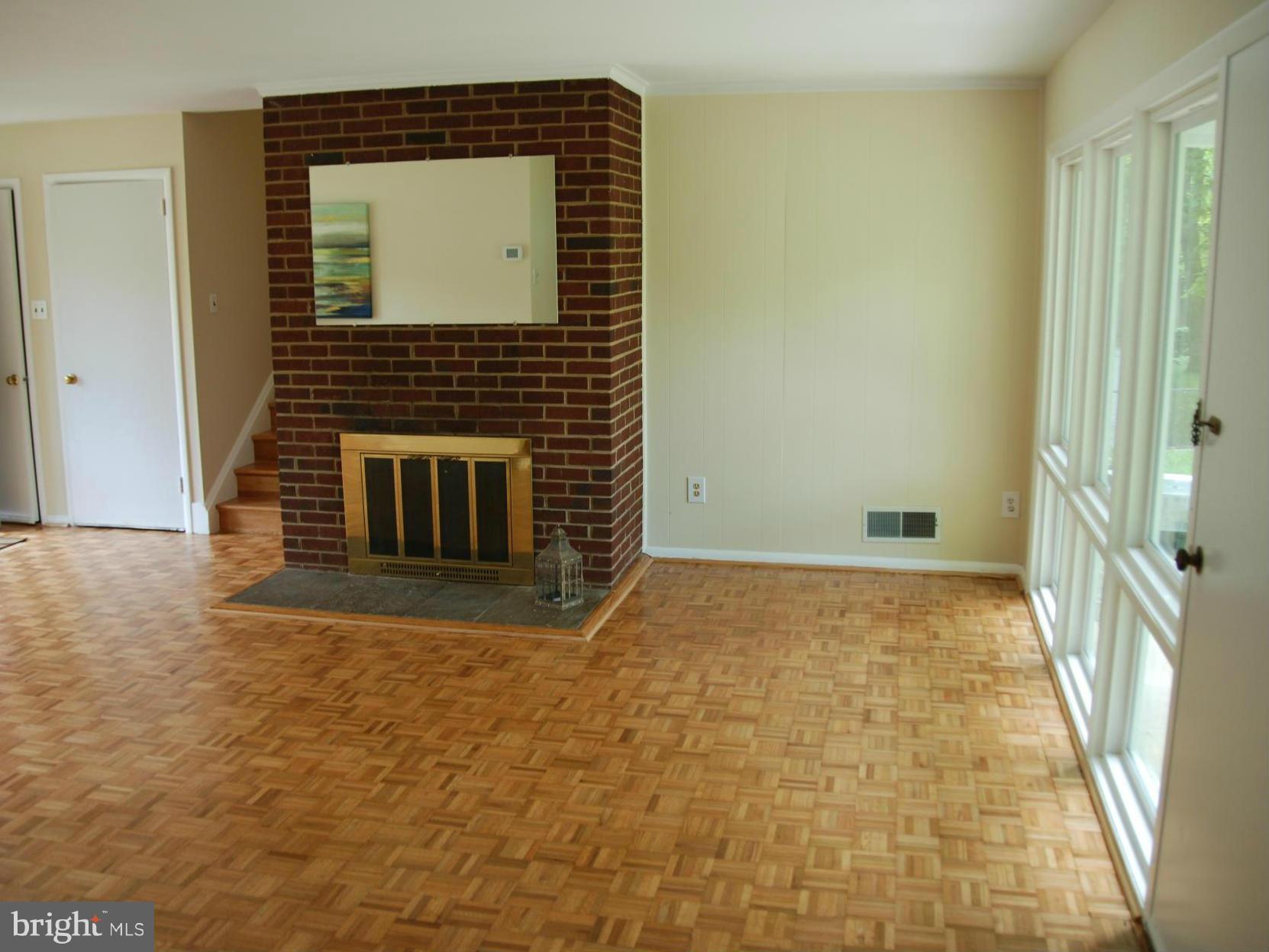 5414 Juliet Street Springfield, VA 22151 - Photo 12 of 24 Living Room