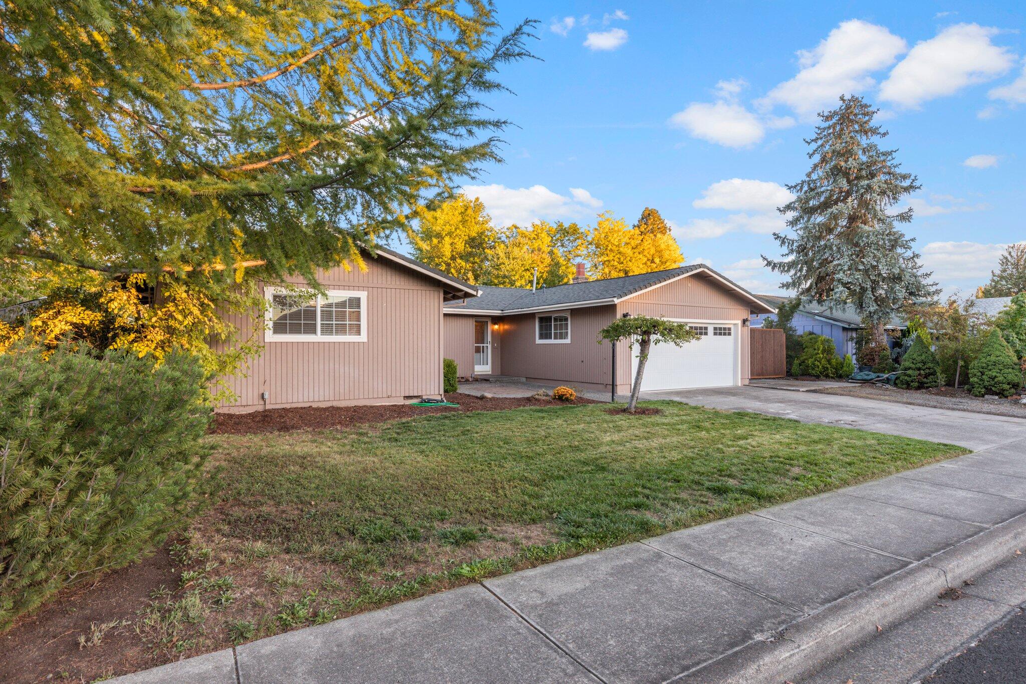 2894 Aldersgate Road Medford, OR 97504 - Photo 3 of 27 3-web-or-mls-WCIL0158