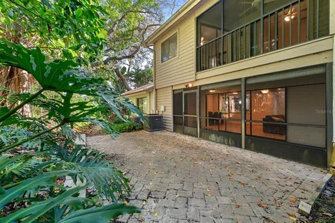 a view of a backyard