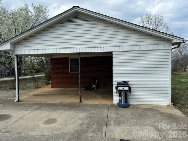 a view of a house with backyard