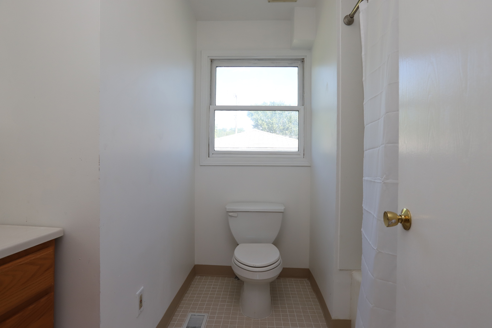 1103 Garfield Road Harvard, IL 60033 - Photo 10 of 28 a bathroom with a toilet