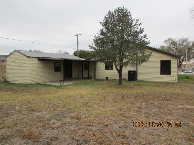 716 West E Avenue Muleshoe, TX 79347 - Photo 4 of 21 a house view with a backyard space