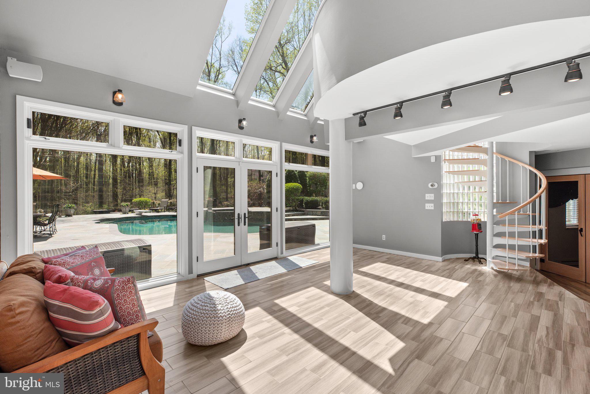 13791 Lakeside Drive Clarksville, MD 21029 - Photo 72 of 90 a living room with furniture and a large window