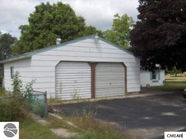 401 West Gilson Street Edmore, MI 48829 - Photo 8 of 8 1767911-7.JPG