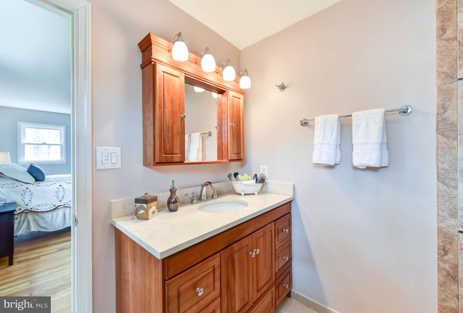 7810 Falstaff Road McLean, VA 22102 - Photo 15 of 30 Bath (Master)