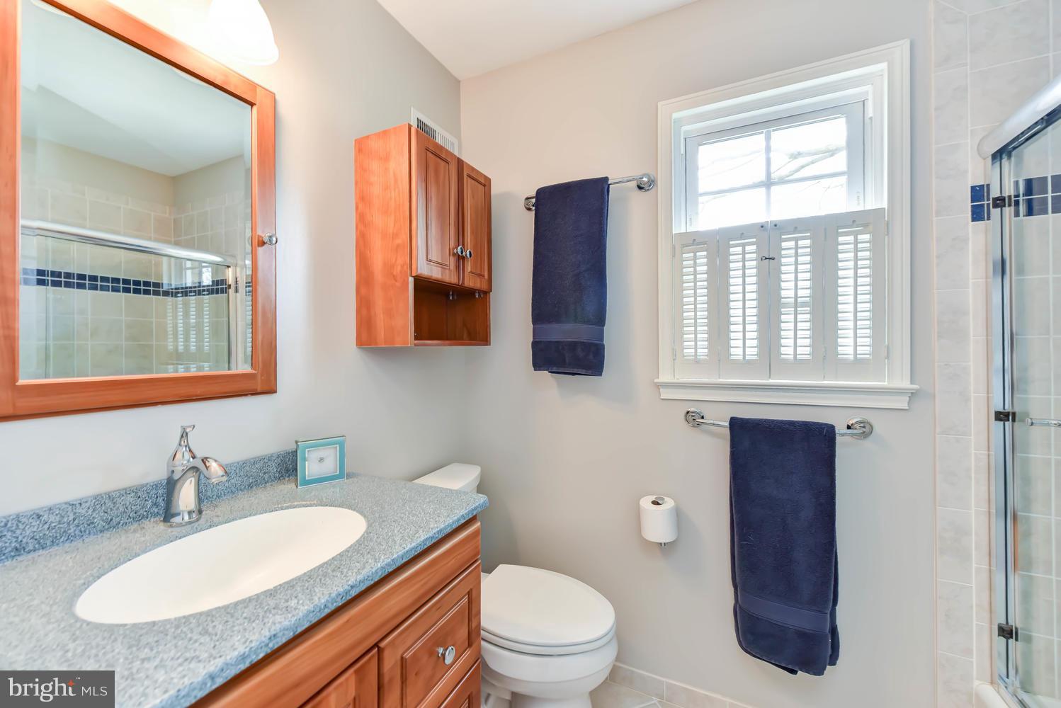 7810 Falstaff Road McLean, VA 22102 - Photo 20 of 30 Upper level hallway bath