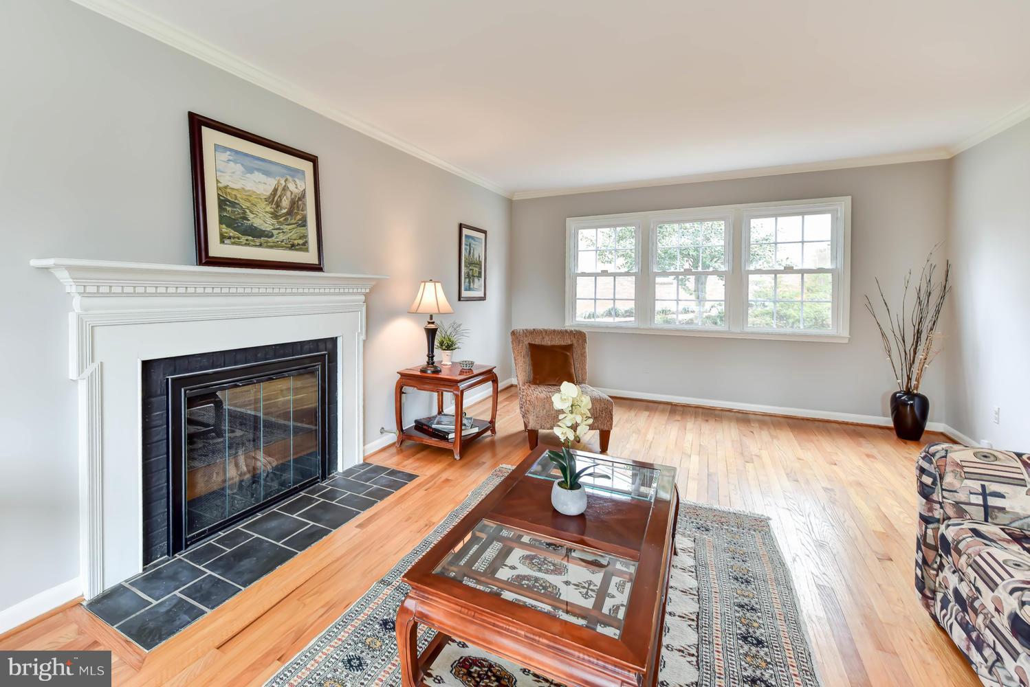 7810 Falstaff Road McLean, VA 22102 - Photo 3 of 30 Living Room