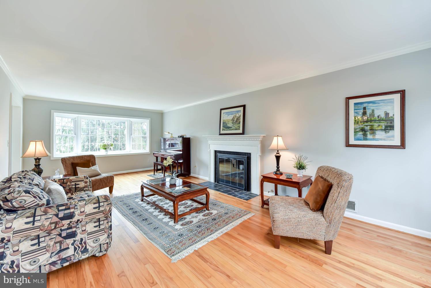 7810 Falstaff Road McLean, VA 22102 - Photo 4 of 30 Living Room
