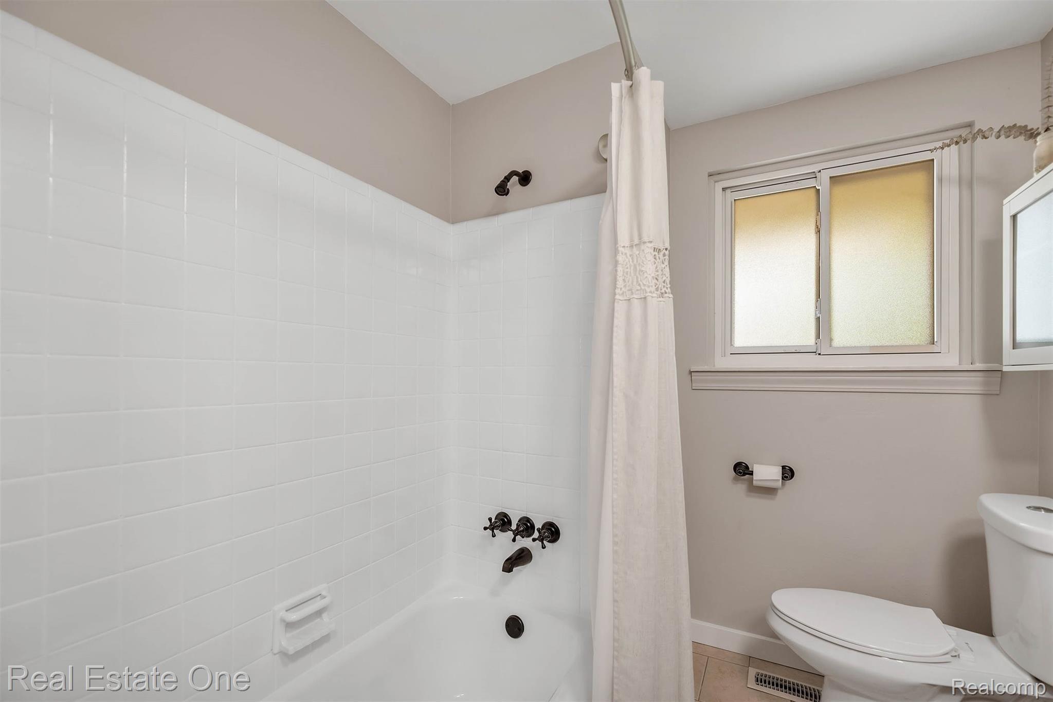 3024 Starr Road Royal Oak, MI 48073 - Photo 24 of 42 25-3024 Starr Rd-WindowStill-Real-Estate-Photography-25.jpg