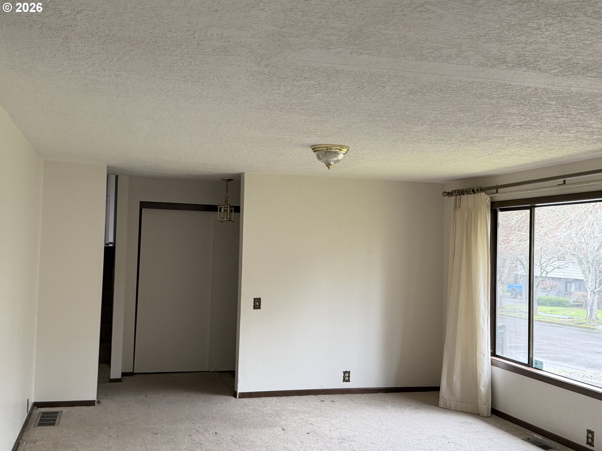 9255 Southwest 130th Avenue Beaverton, OR 97008 - Photo 5 of 22 Living Room/Entrance