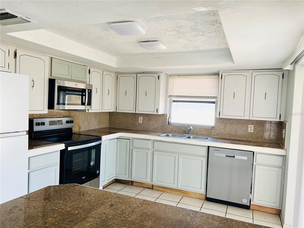 7811 Embassy Boulevard Port Richey, FL 34668 - Photo 7 of 23