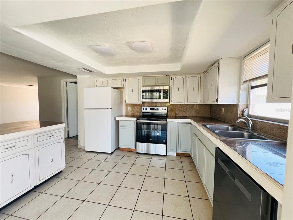 7811 Embassy Boulevard Port Richey, FL 34668 - Photo 8 of 23