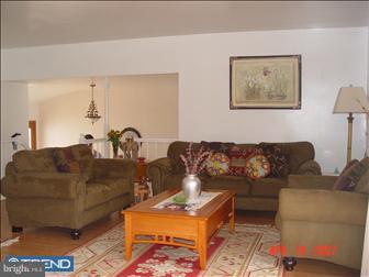 124 Canterbury Road Mount Laurel, NJ 08054 - Photo 3 of 6 Living Room