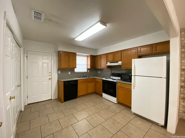 $1,000 | 1209 West Goodwin Street, Unit A, Pleasanton, TX 78064