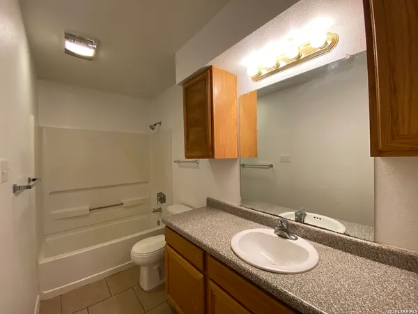 $1,000 | 1209 West Goodwin Street, Unit A, Pleasanton, TX 78064