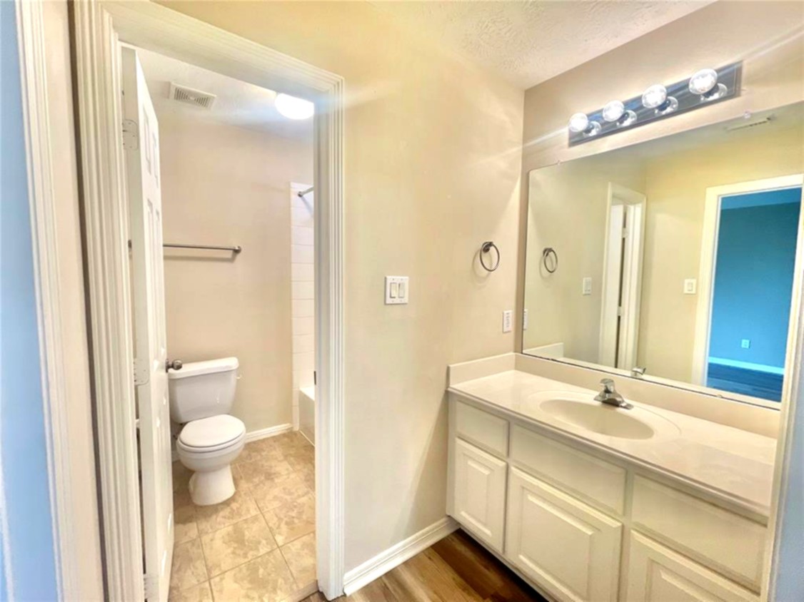 1622 Cohn Street Houston, TX 77007 - Photo 11 of 26 a bathroom with a sink a toilet and shower