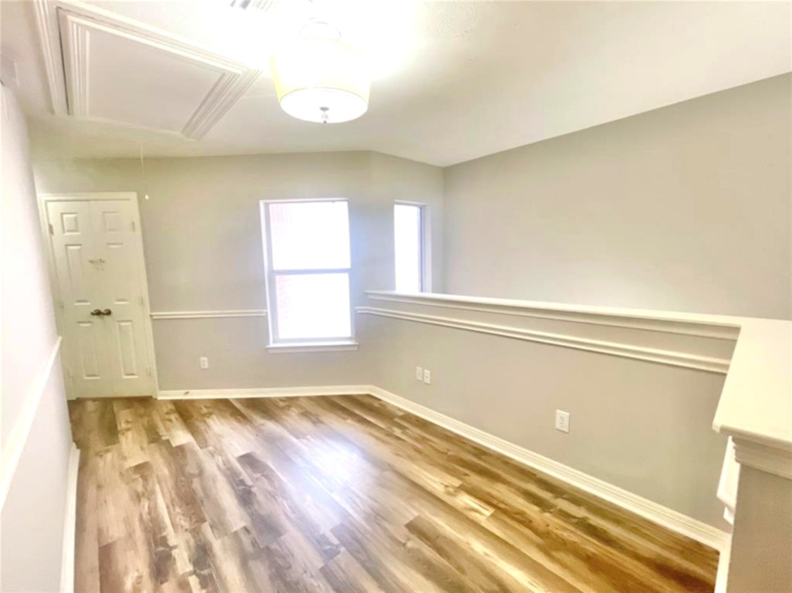 1622 Cohn Street Houston, TX 77007 - Photo 14 of 26 a view of an empty room and window