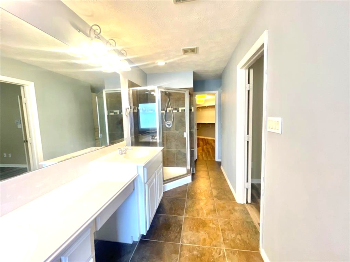 1622 Cohn Street Houston, TX 77007 - Photo 20 of 26 a bathroom with a tub and shower
