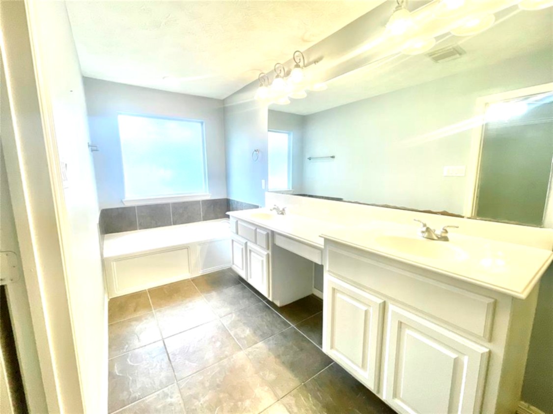 1622 Cohn Street Houston, TX 77007 - Photo 21 of 26 a bathroom with a tub sink and a mirror