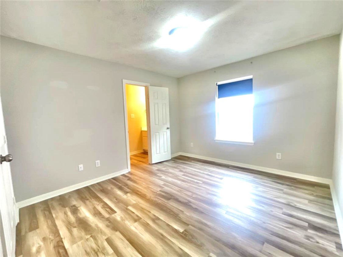 1622 Cohn Street Houston, TX 77007 - Photo 7 of 26 a view of an empty room and window