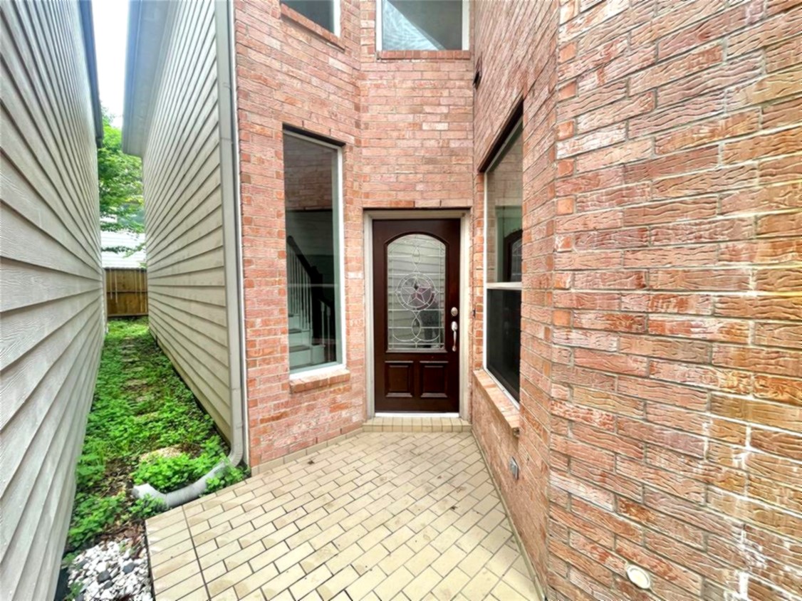 1622 Cohn Street Houston, TX 77007 - Photo 10 of 26 a view of a entryway door front of house