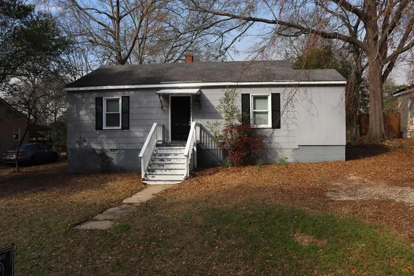 a view of a house with a yard