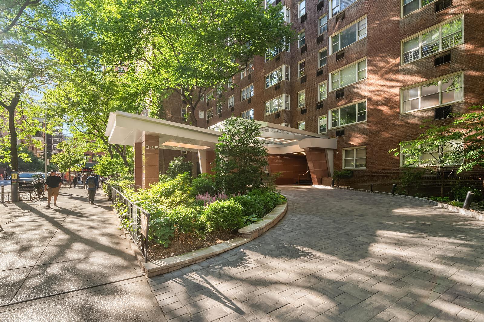 30 West 60th Street, Unit 10S Manhattan, NY 10019 - Photo 11 of 15 a front view of a house with garden