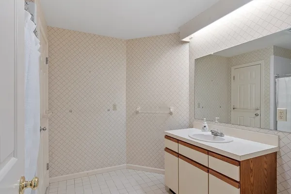 $500,000 | 4004 Brompton Circle, Unit 4004, Worcester, MA 01609