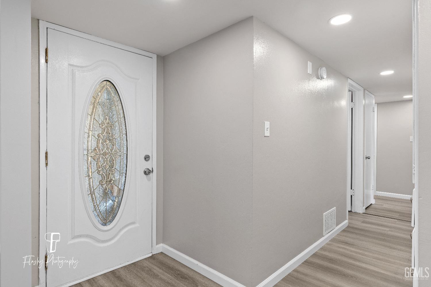 Undisclosed Address Bakersfield, CA 93308 - Photo 4 of 37 a view of a livingroom with wooden floor and entryway