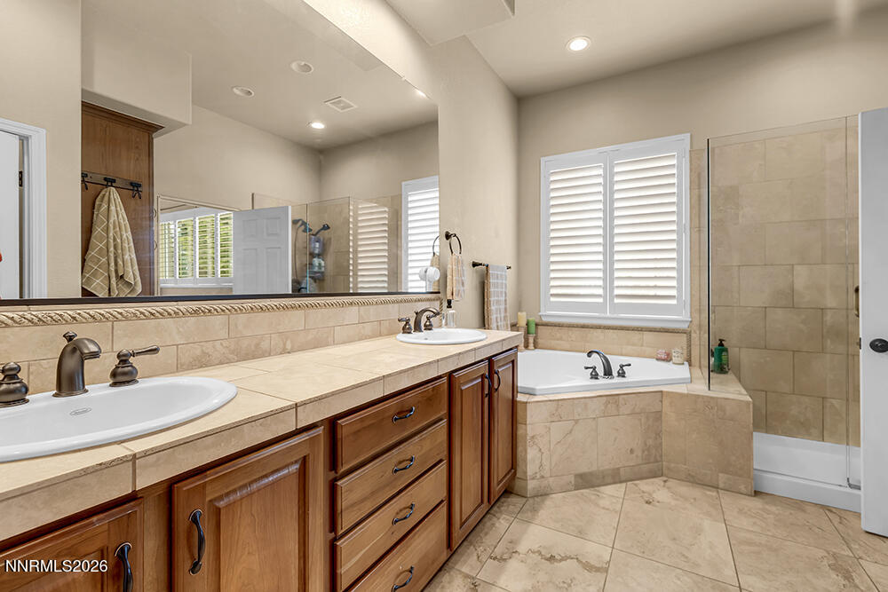 7865 Peavine Trail Court Reno, NV 89523 - Photo 22 of 33 Primary Bath 1000x700