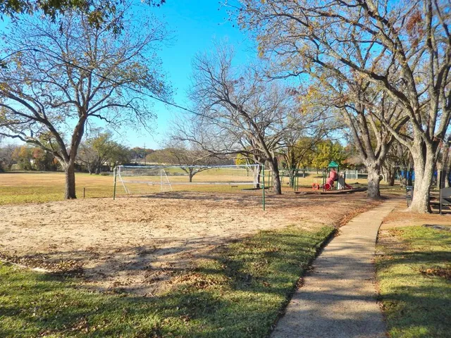 a view of yard with trees