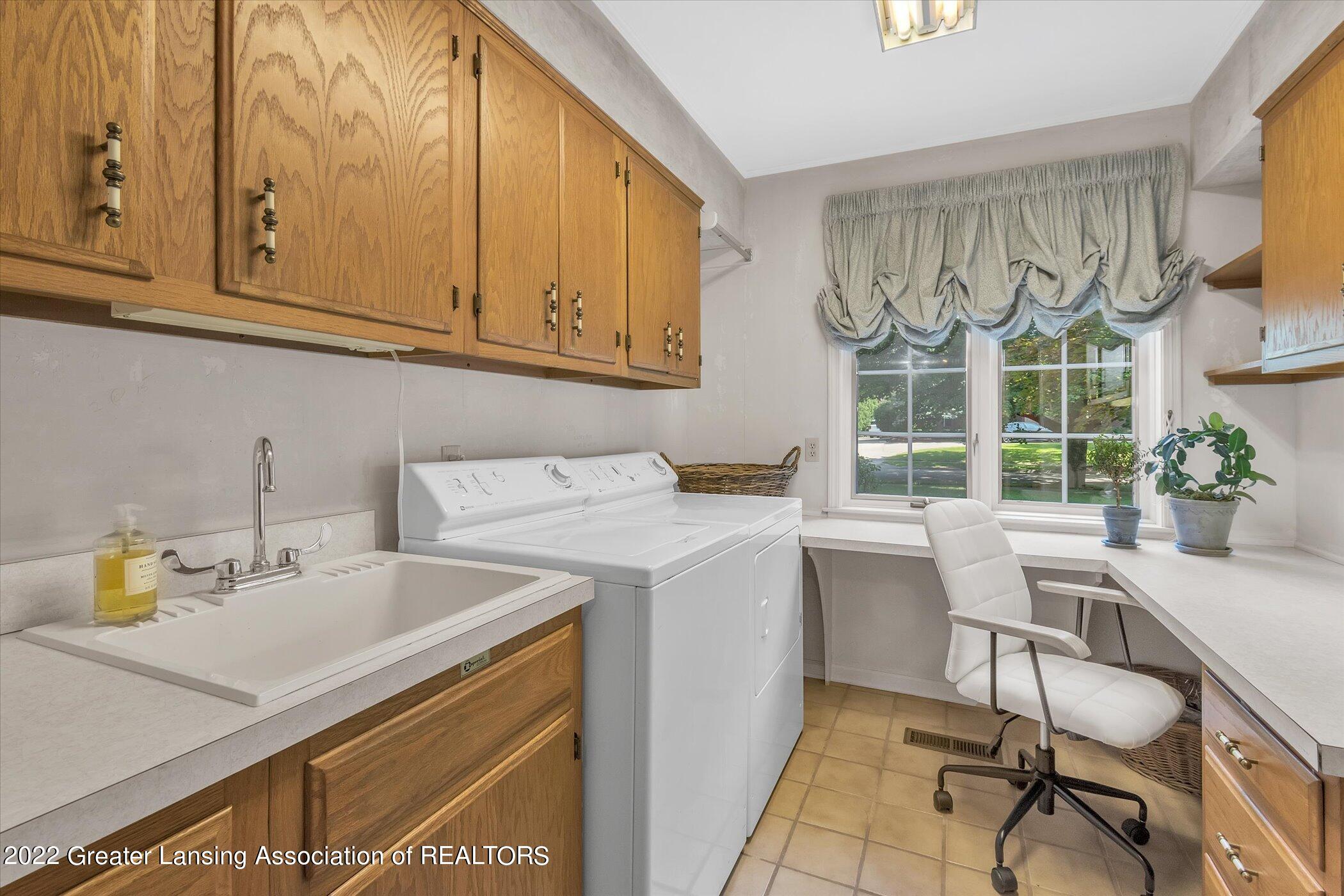 1433 Dennison Road East Lansing, MI 48823 - Photo 24 of 53 Laundry