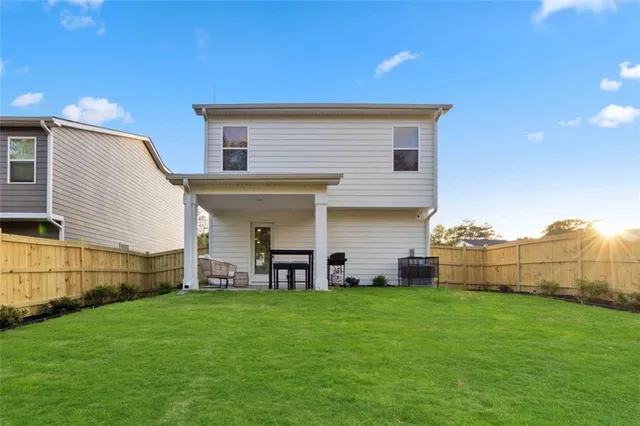 a view of a house with backyard