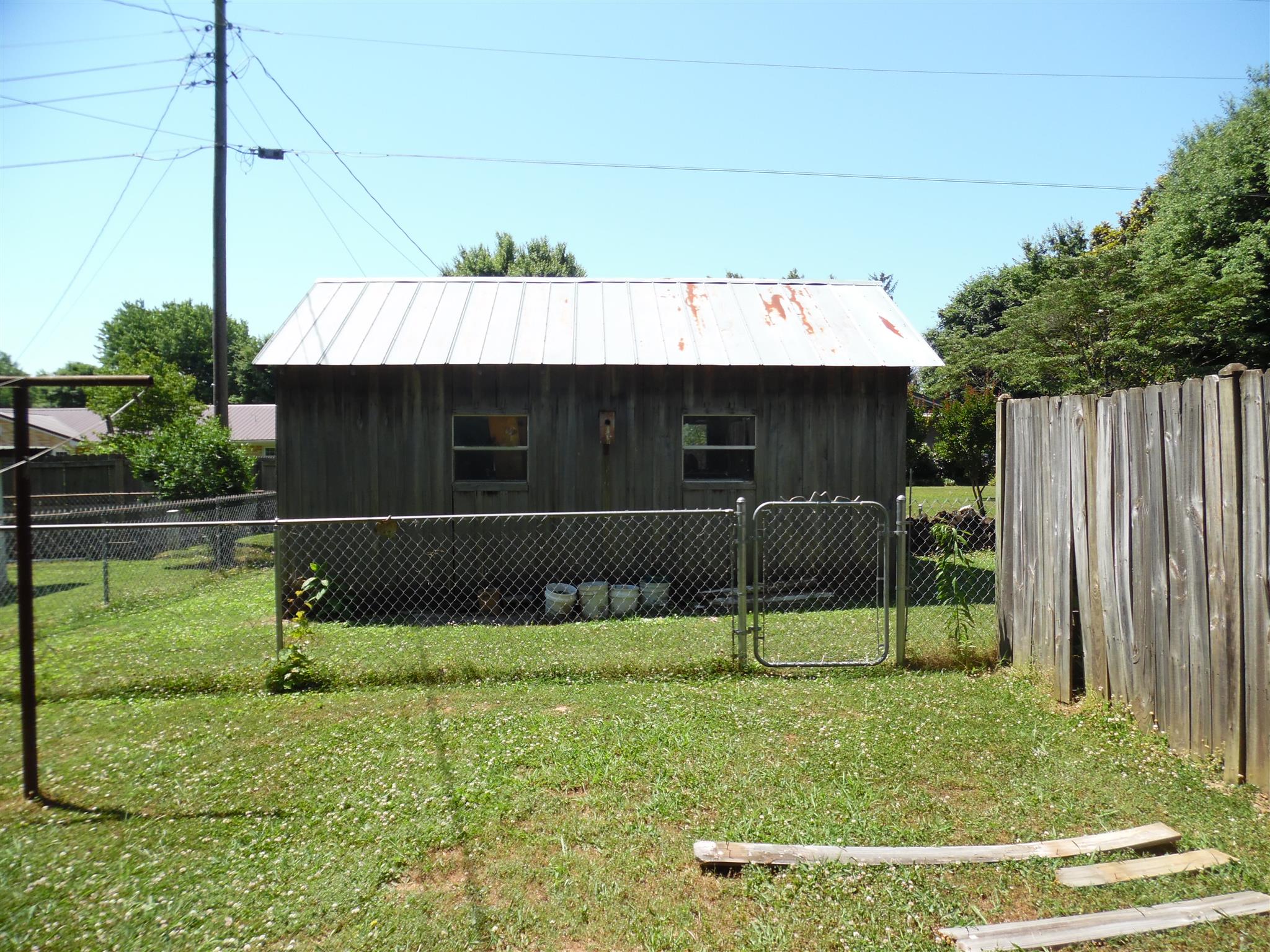 1004 Springer Road Lawrenceburg, TN 38464 - Photo 19 of 20 STORAGE BLDG / METAL ROOF 21X12 W/WINDOWS