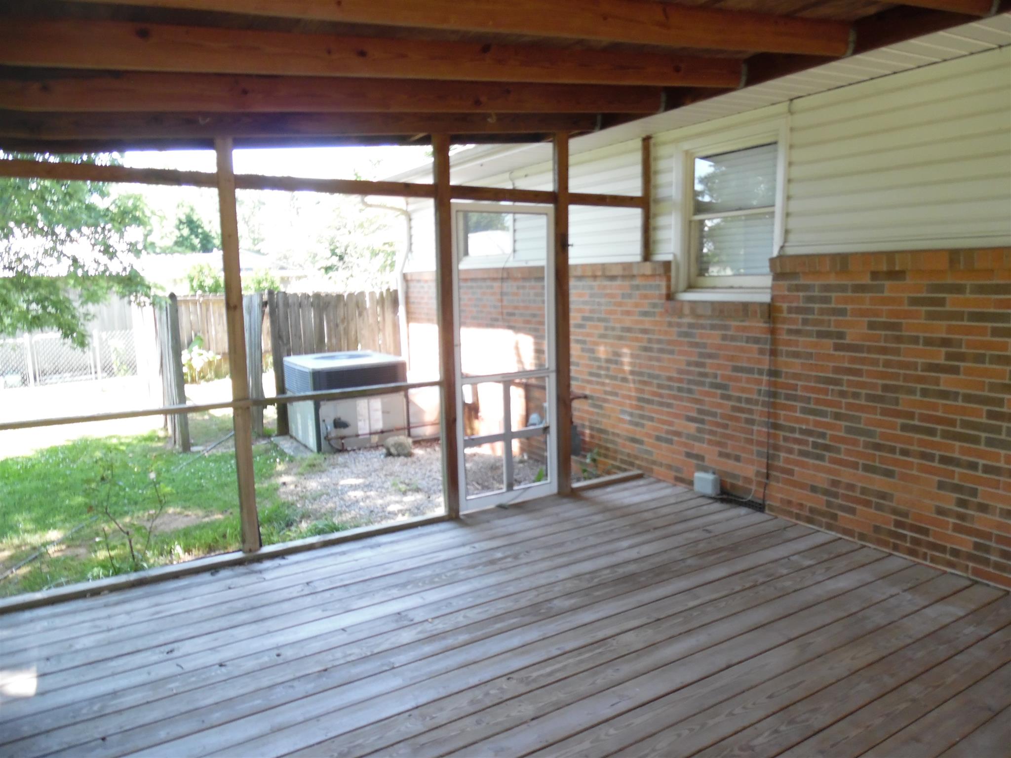 1004 Springer Road Lawrenceburg, TN 38464 - Photo 2 of 20 COVERED DECK