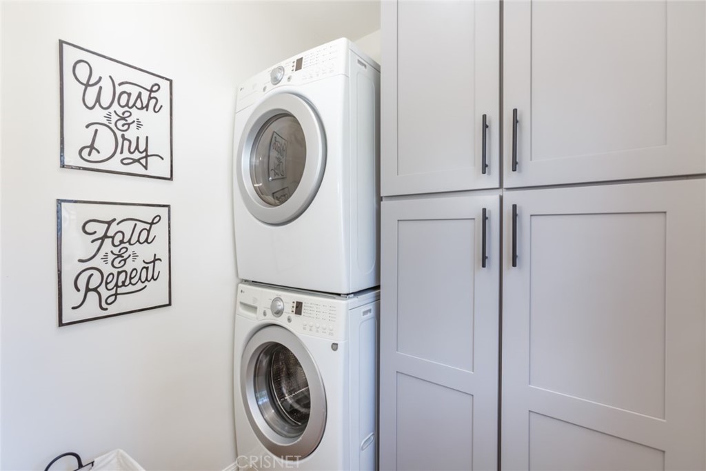 2091 West Mountain Street Glendale, CA 91201 - Photo 24 of 60 a utility room with dryer and washer
