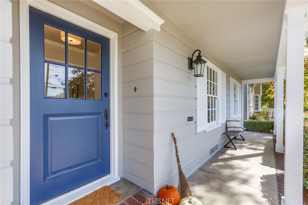 2091 West Mountain Street Glendale, CA 91201 - Photo 5 of 60 a view of an entryway