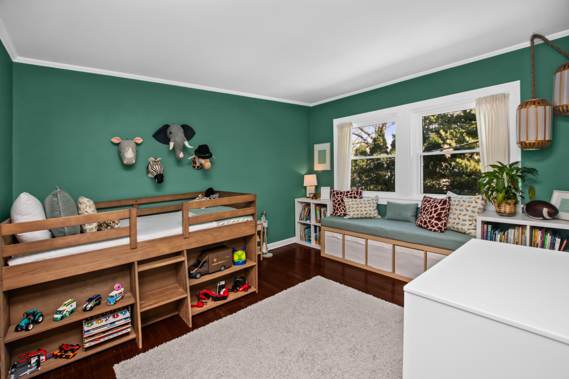 606 5th Street, Unit 606 Wilmette, IL 60091 - Photo 11 of 14 a living room with furniture and a baby crib