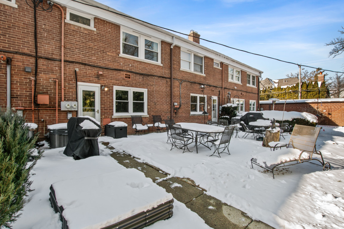 606 5th Street, Unit 606 Wilmette, IL 60091 - Photo 14 of 14 a view of a patio with couches table and chairs and potted plants