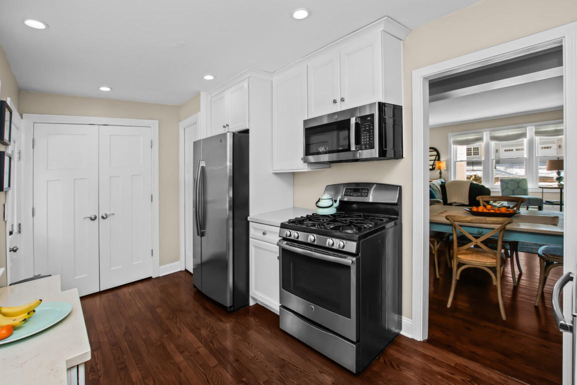 606 5th Street, Unit 606 Wilmette, IL 60091 - Photo 6 of 14 a kitchen with a stove a microwave and a refrigerator