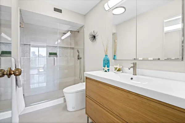 $379,000 | 6007 North Sheridan Road, Unit 23G, Chicago, IL 60660