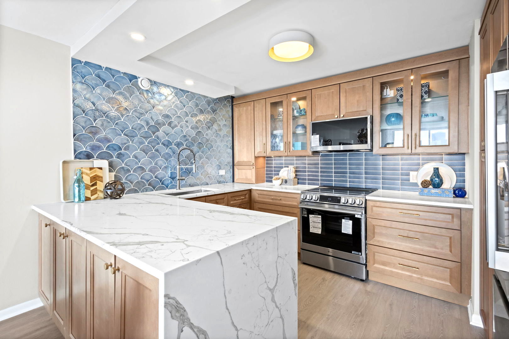 6007 North Sheridan Road, Unit 23G Chicago, IL 60660 - Photo 4 of 22 a kitchen that has a sink and a stove